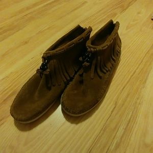 Minnetonka 7.5 zip up booties with rubber sole